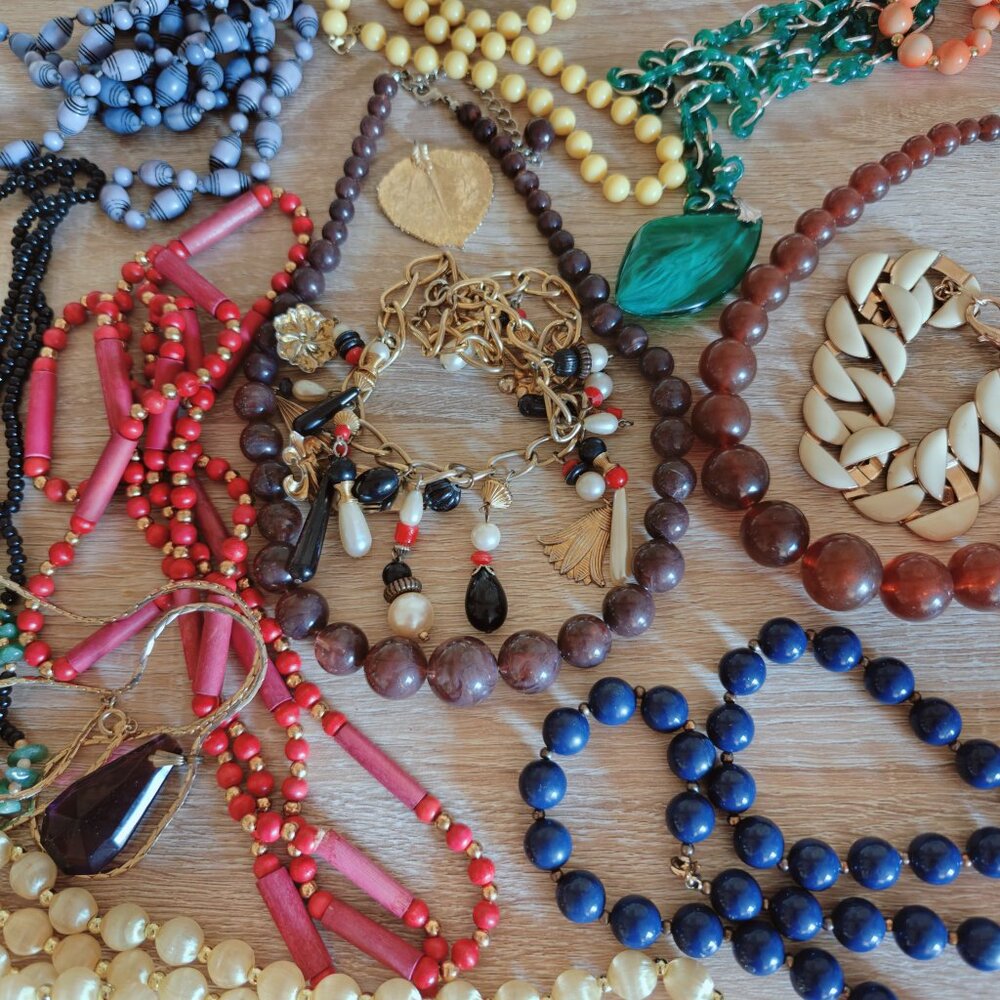 Vintage & Vintage Style Beaded Retro Jewelry Lot: Necklaces and Bracelets - Picture 3 of 5